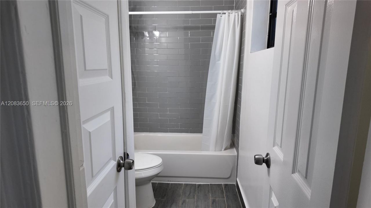 2027 NW 91st St , Unit 2025, Miami, FL 33147 Photo