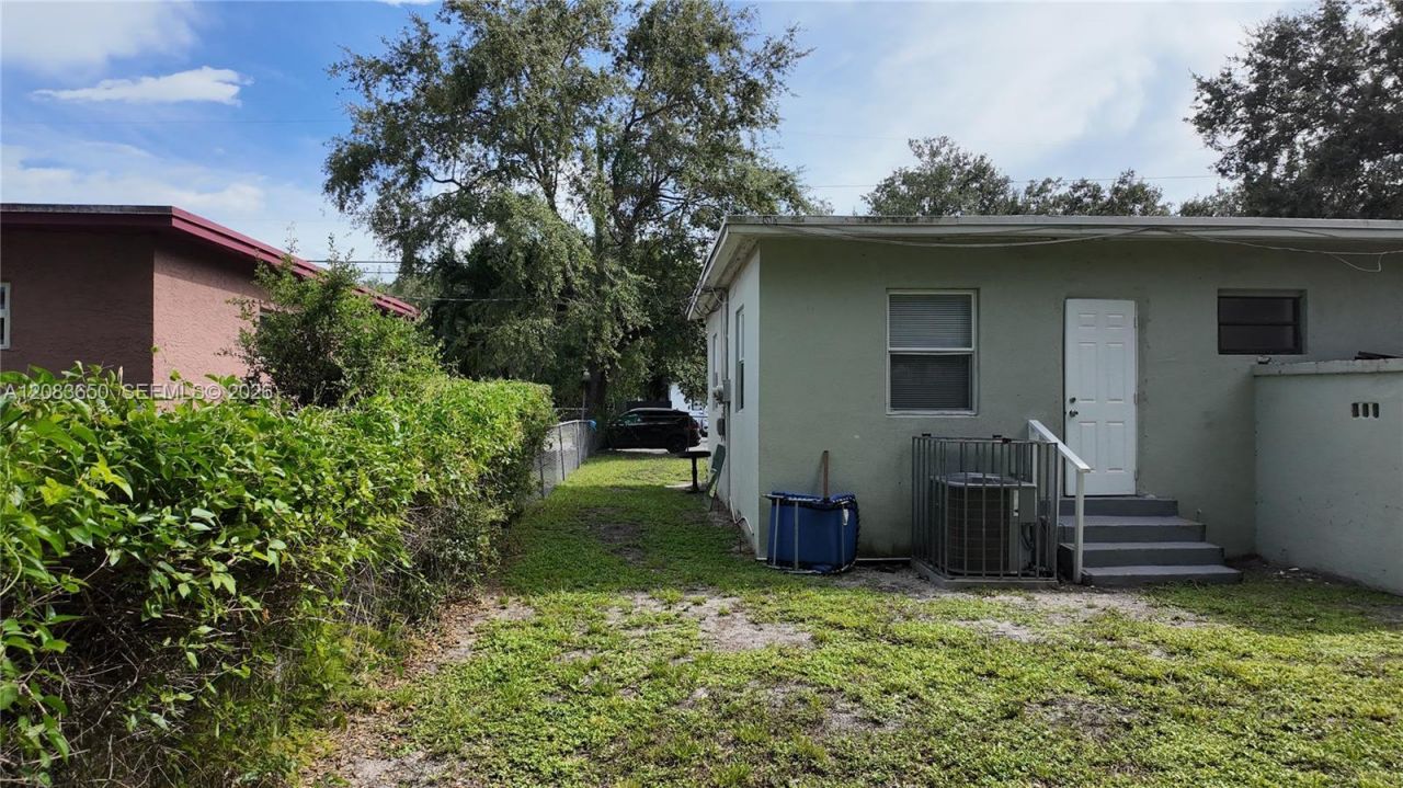 2027 NW 91st St , Unit 2025, Miami, FL 33147 Photo