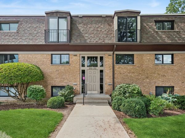 202 Kenston Court , Unit 202, Geneva, IL 60134