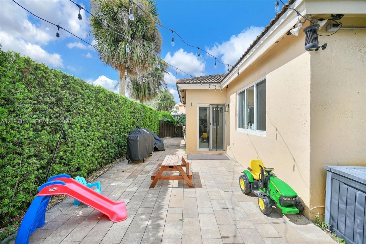 1375 SW 105th Ave, Pembroke Pines, FL 33025 Photo