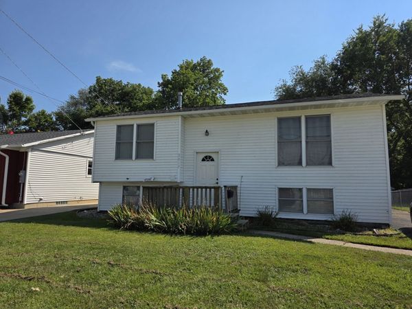 2017 E Lefevre Road , Sterling, IL 61081