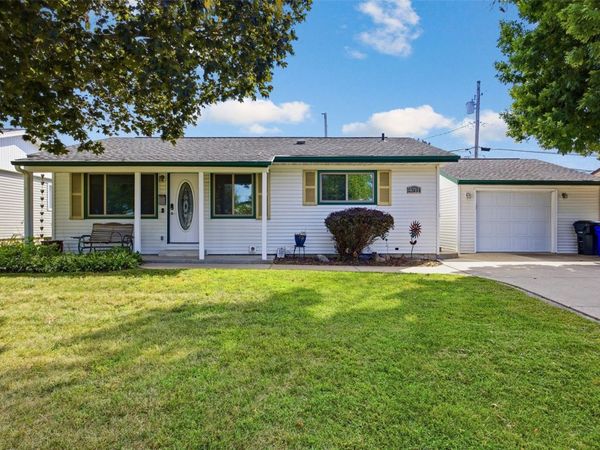 4711 F Ave NE , Cedar Rapids, IA 52402