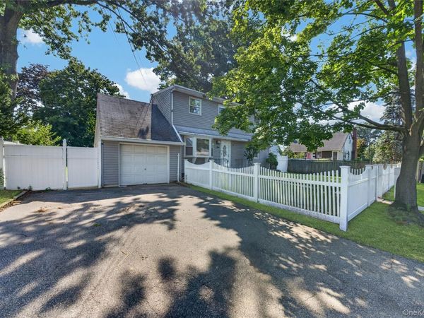 10 Field Place , Huntington Station, NY 11746