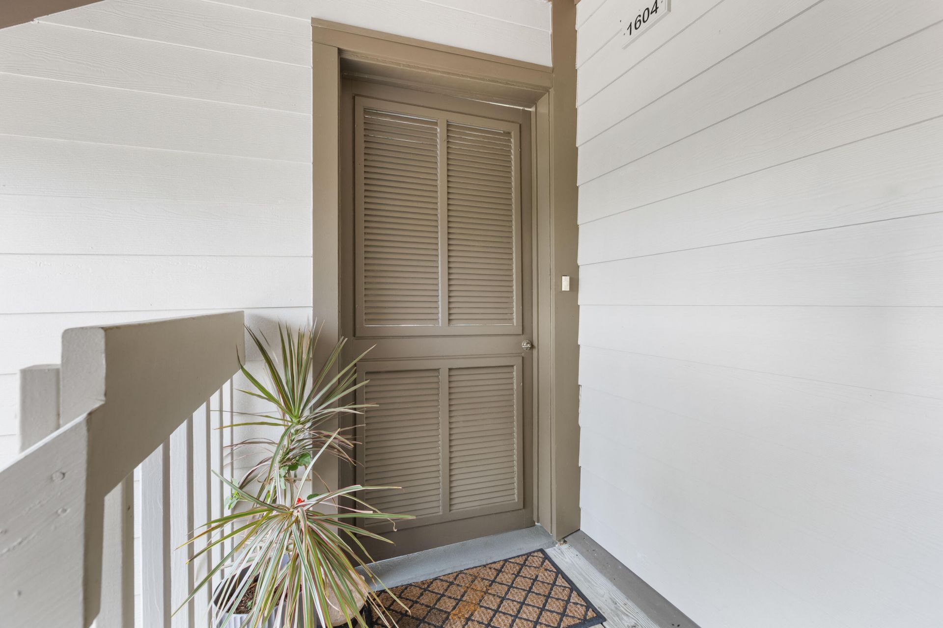 1604 Live Oak Park Photo 8
