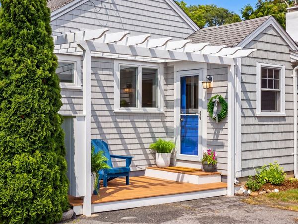 50 Pine St, Falmouth, MA 02556