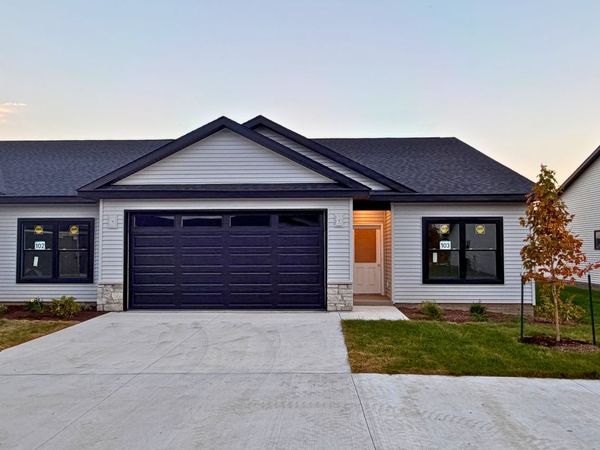 1716 REDBUD Circle , Unit 103, Eldridge, IA 52748