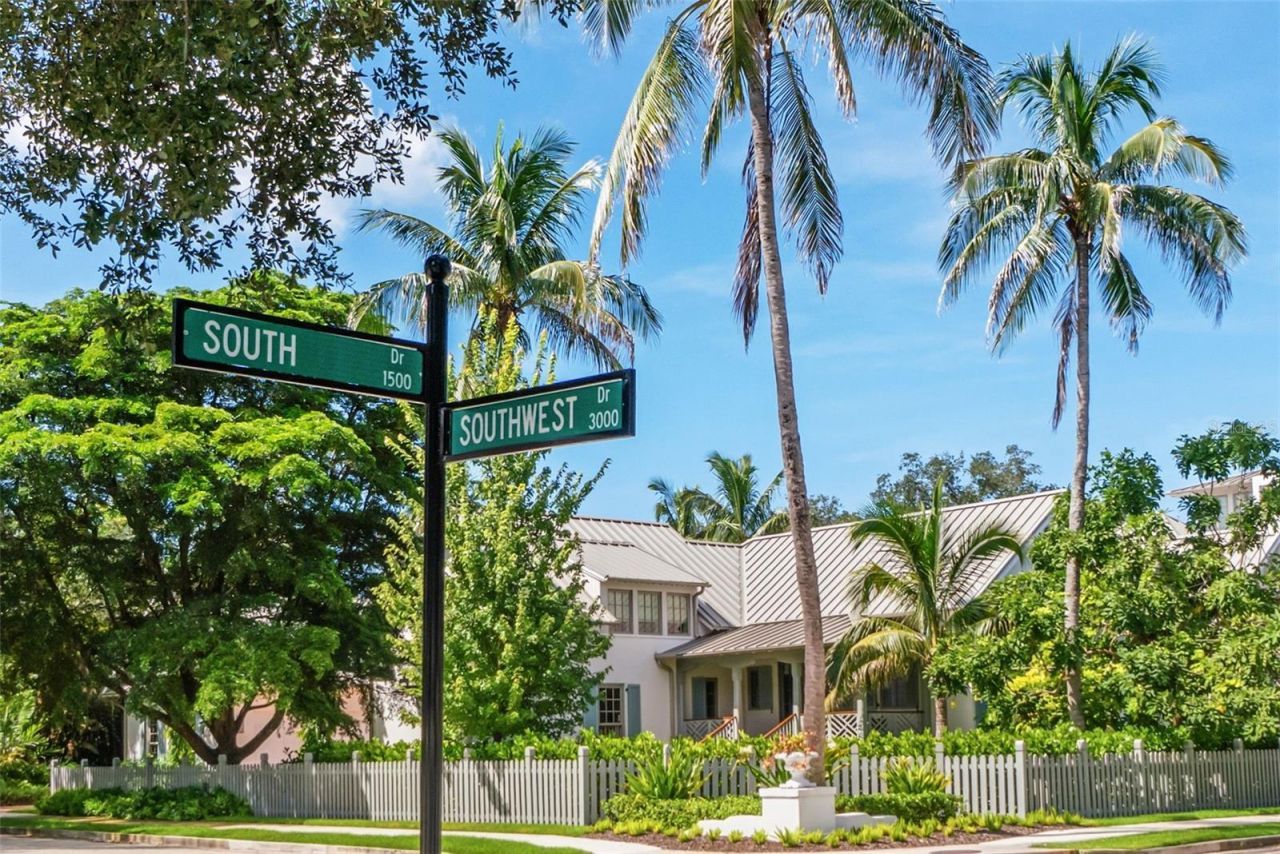 1585 South Drive, Sarasota, FL 34239 Photo