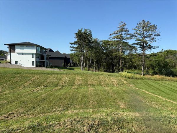 18275 Valleyview Circle, Clive, IA 50325