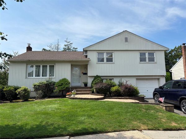 33 Burton Avenue , Plainview, NY 11803