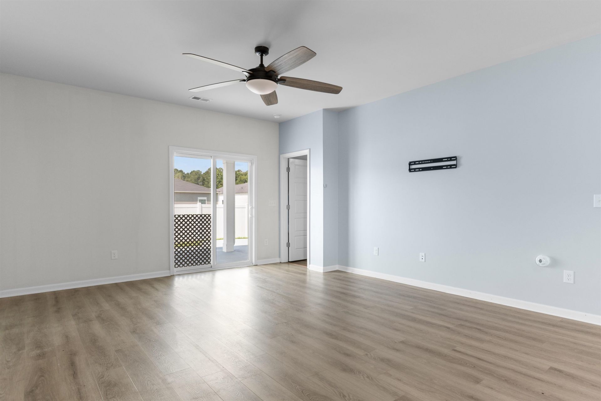 1049 Tibetan St.  Photo 11