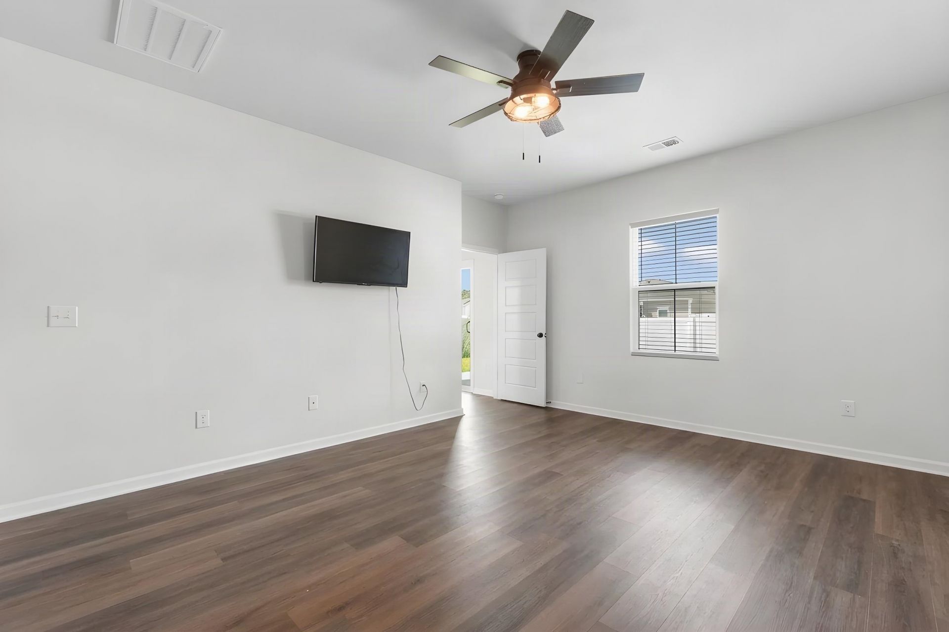 1049 Tibetan St.  Photo 14