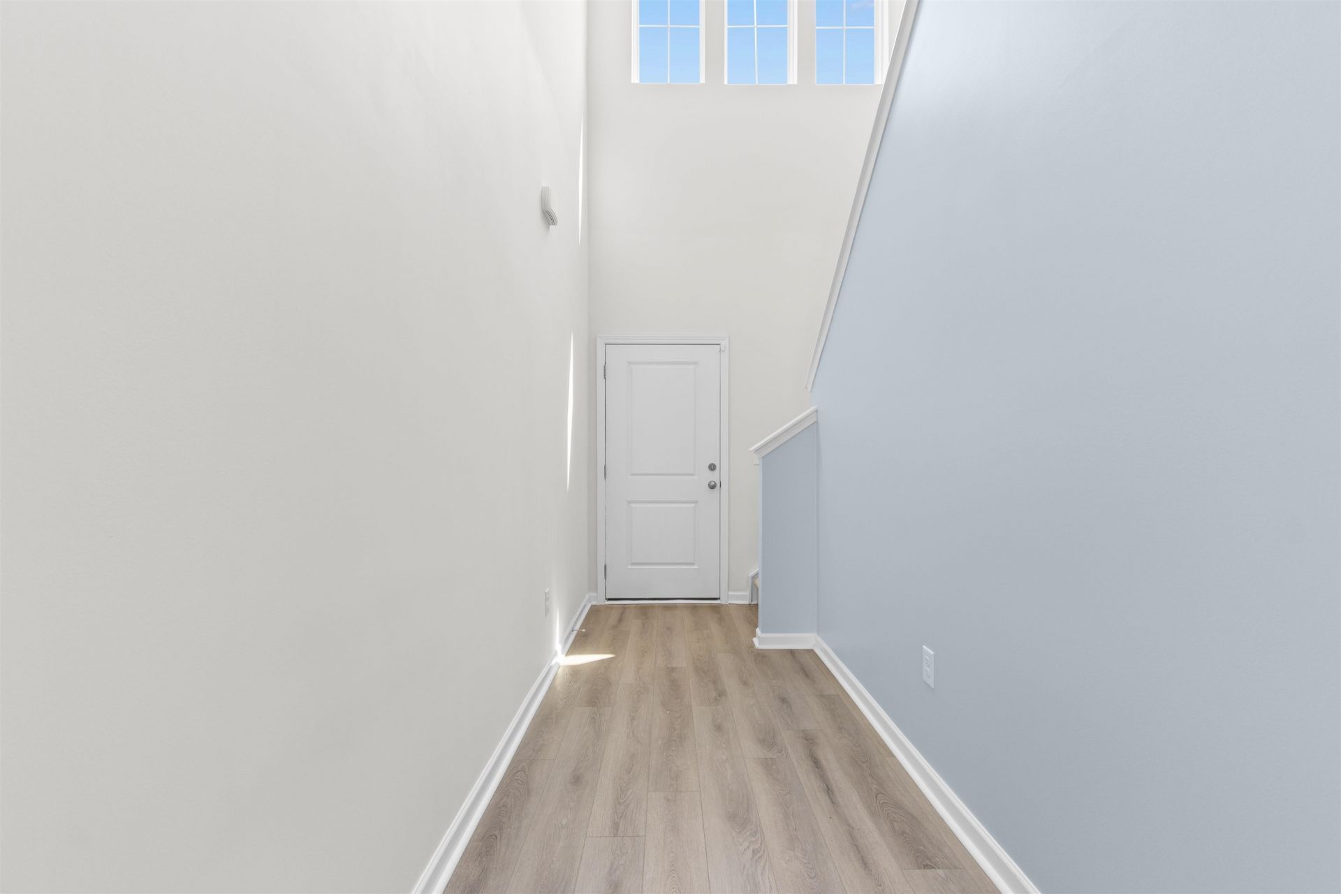 1049 Tibetan St.  Photo 4