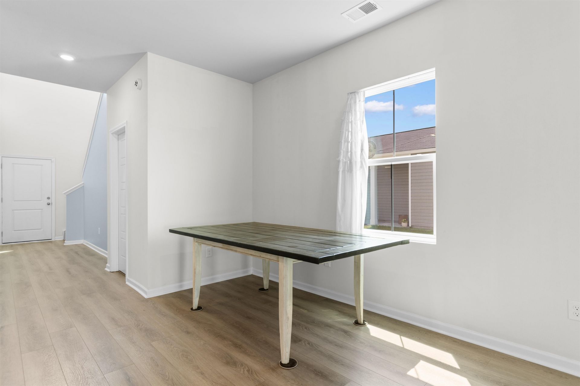 1049 Tibetan St.  Photo 5