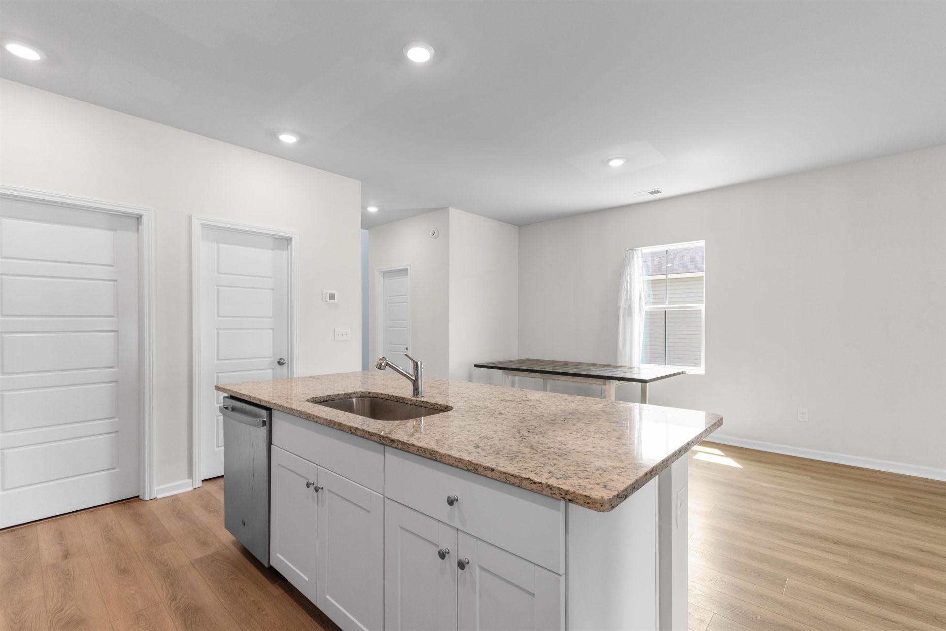 1049 Tibetan St.  Photo 8
