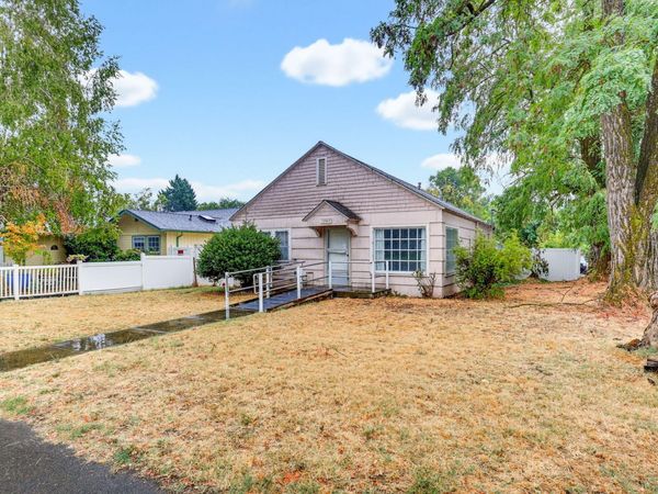 305 E Park Street, Grants Pass, OR 97527
