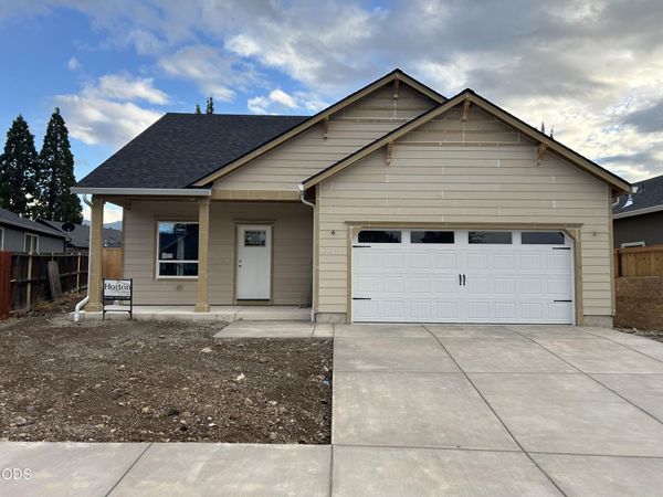 2211 Piazza Drive, Medford, OR 97501