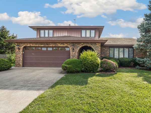 10917 Circle Court , Palos Hills, IL 60465