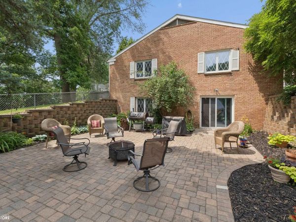 15 Timberlane Dr, Clear Lake, IA 50428