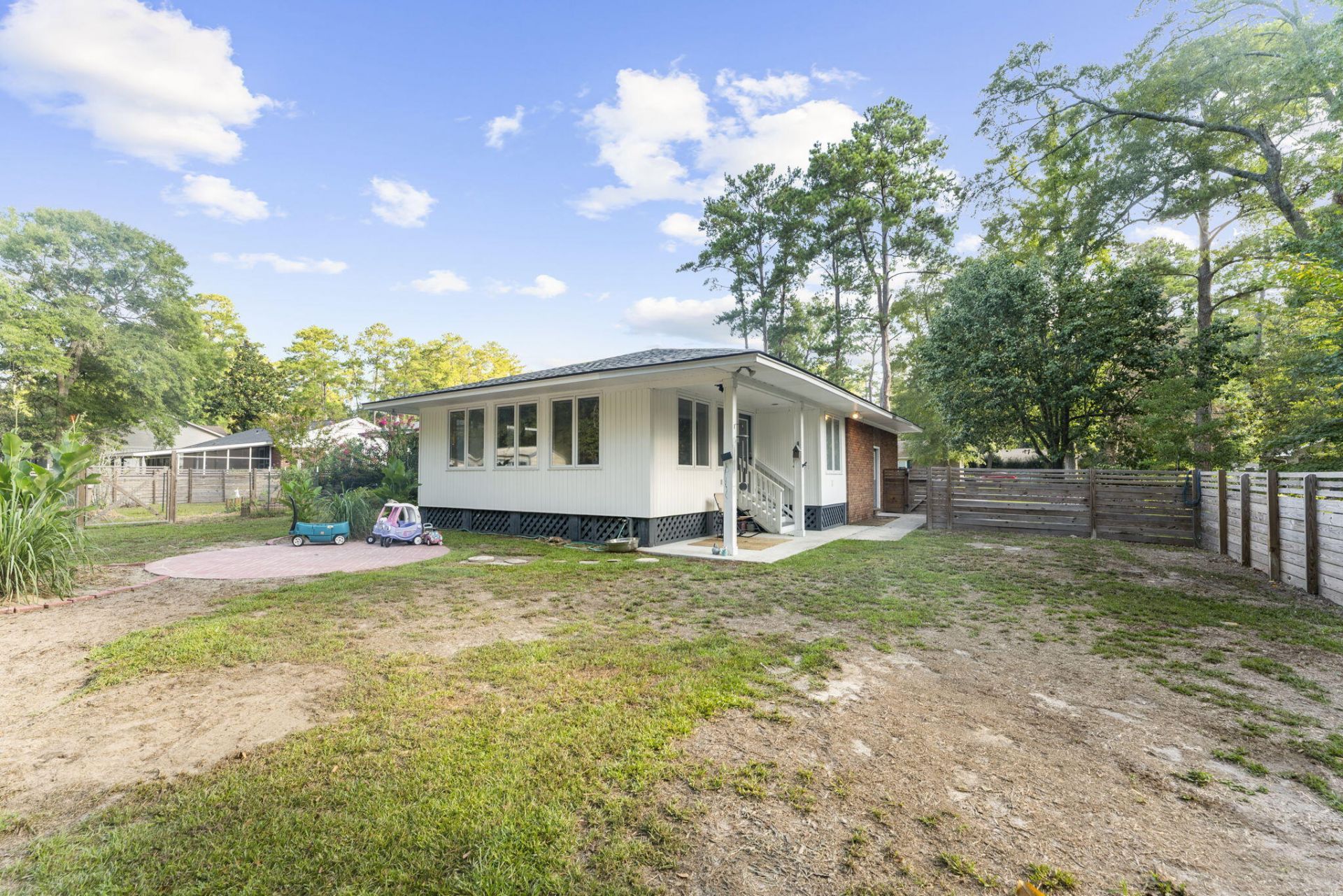 111 Greenbay Street Photo 33
