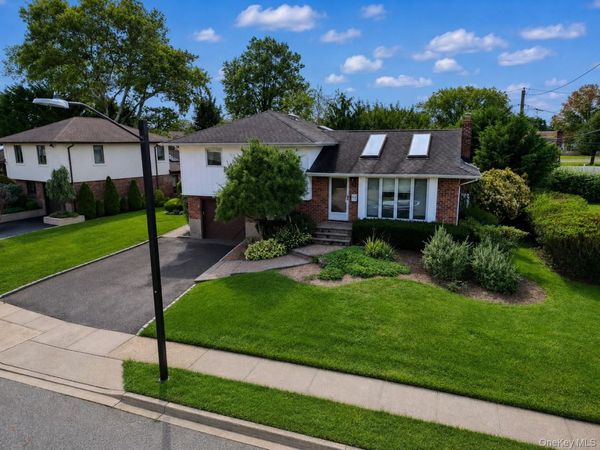 79 Plymouth Road , Plainview, NY 11803