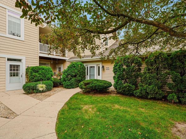 W398 N6054 Autumn Woods Dr, Lac La Belle, WI 53066