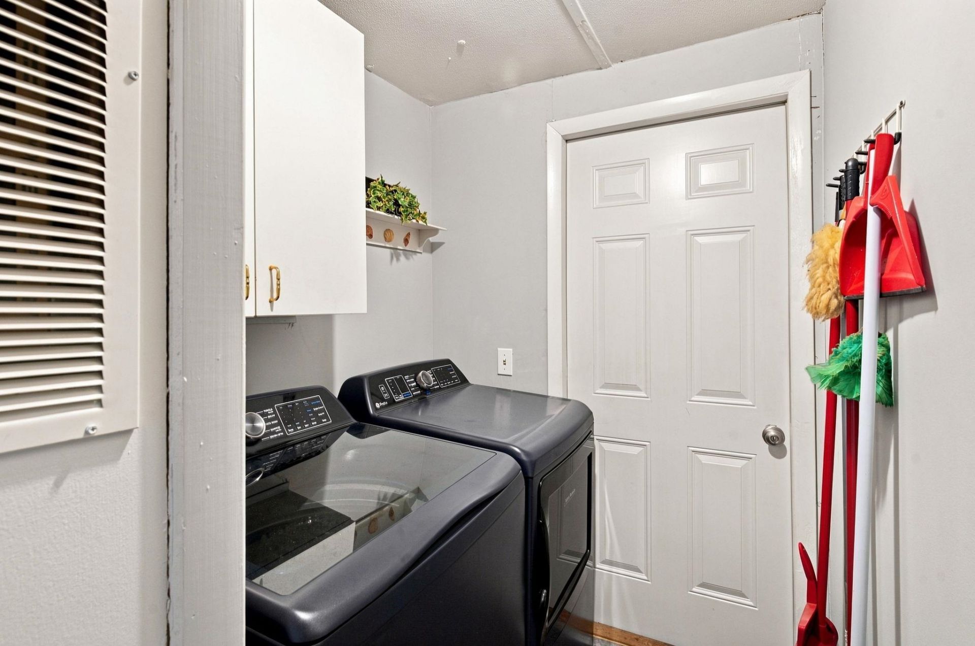 800 Waterway Dr. Photo 14