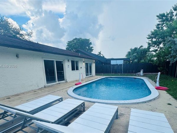 851 NE 205th St , Miami, FL 33179