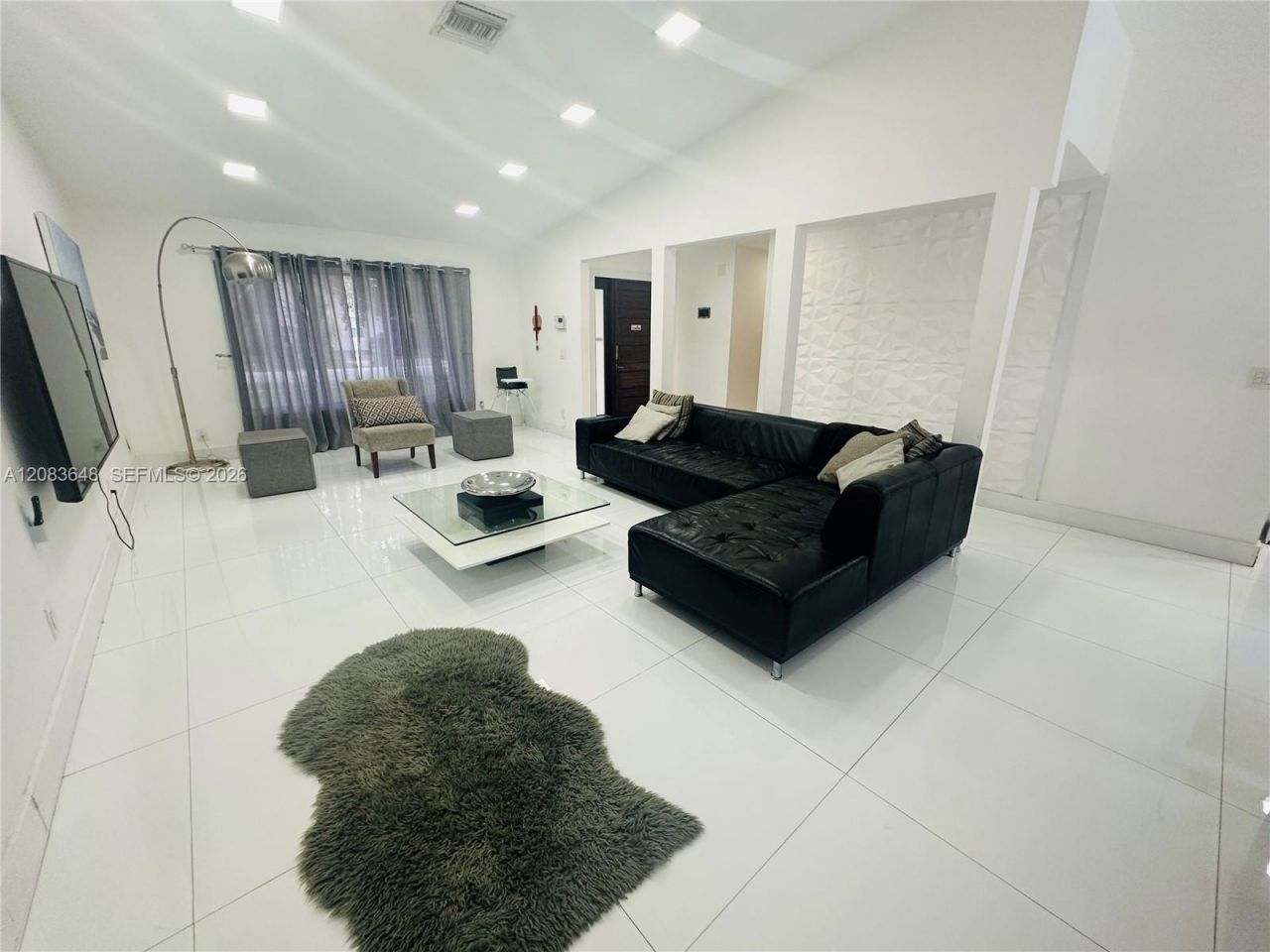 851 NE 205th St, Miami, FL 33179 Photo
