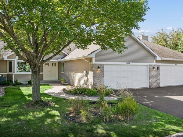 7063 Oak Pointe Curve, Bloomington, MN 55438
