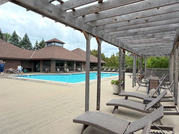 7063 Oak Pointe Curve, Bloomington, MN 55438