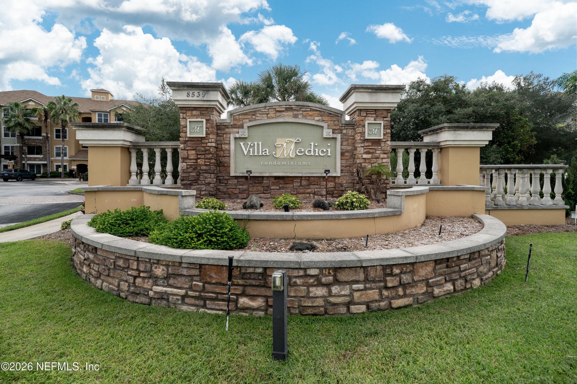 8539 GATE Parkway W Jacksonville, FL 32216
