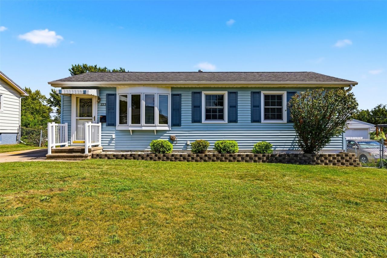 223 Lynda Dr Nw, Cedar Rapids, IA 52405 Main Photo