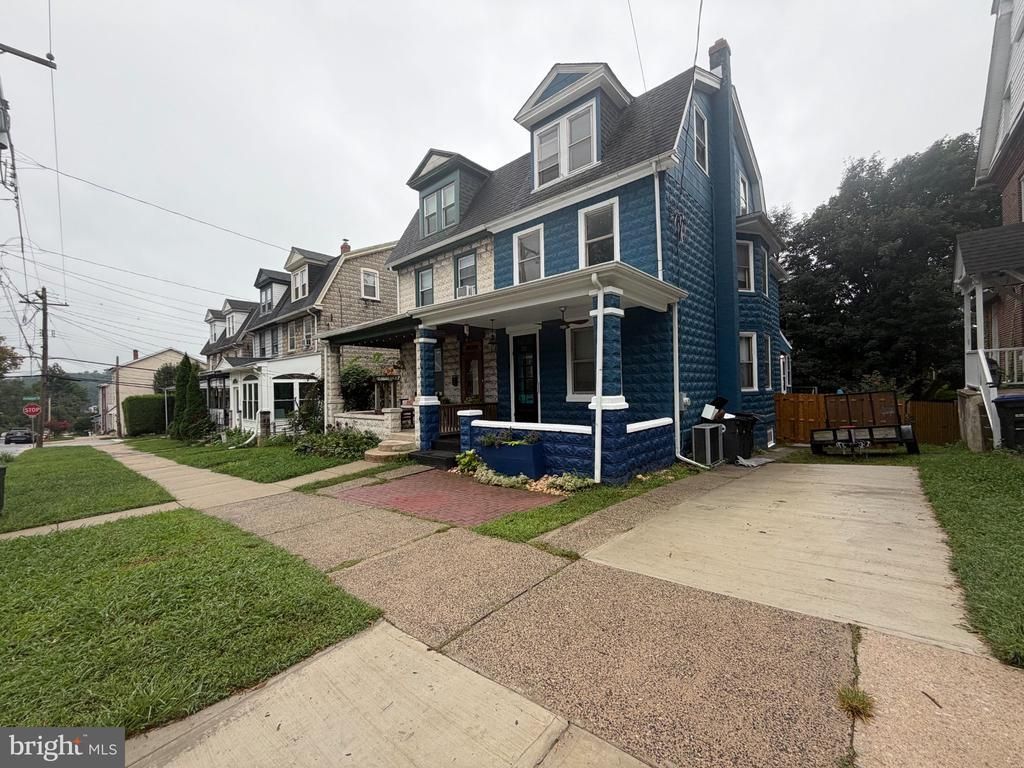 135 E 8TH AVENUE , CONSHOHOCKEN, PA 19428