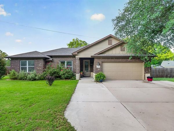 108 Mcanear Street , Cleburne, TX 76033