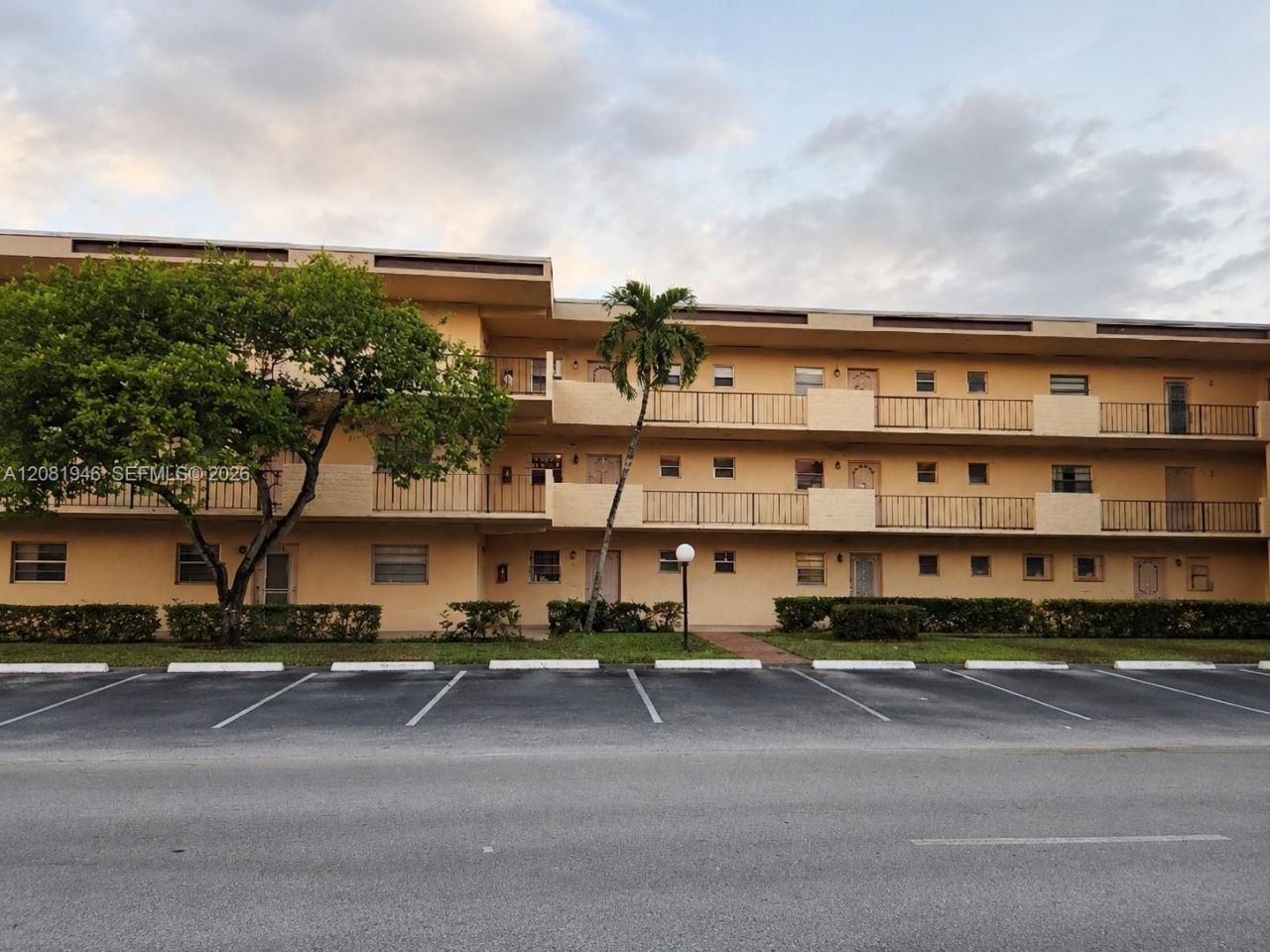 301 Cambridge Rd, Unit 306, Hollywood, FL 33024 Photo
