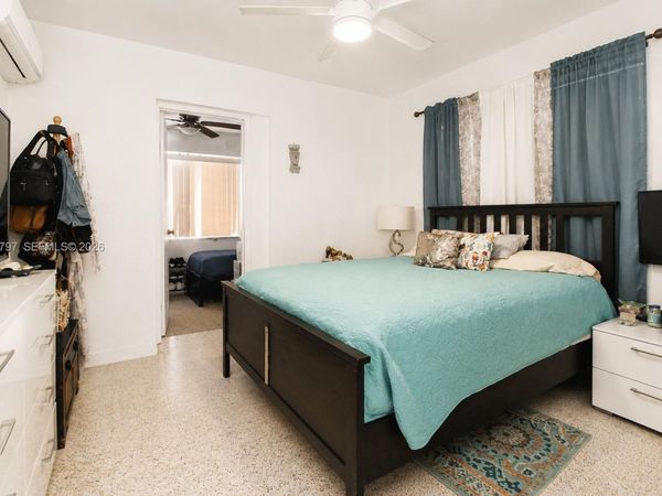 2041 SW 4th St , Miami, FL 33135