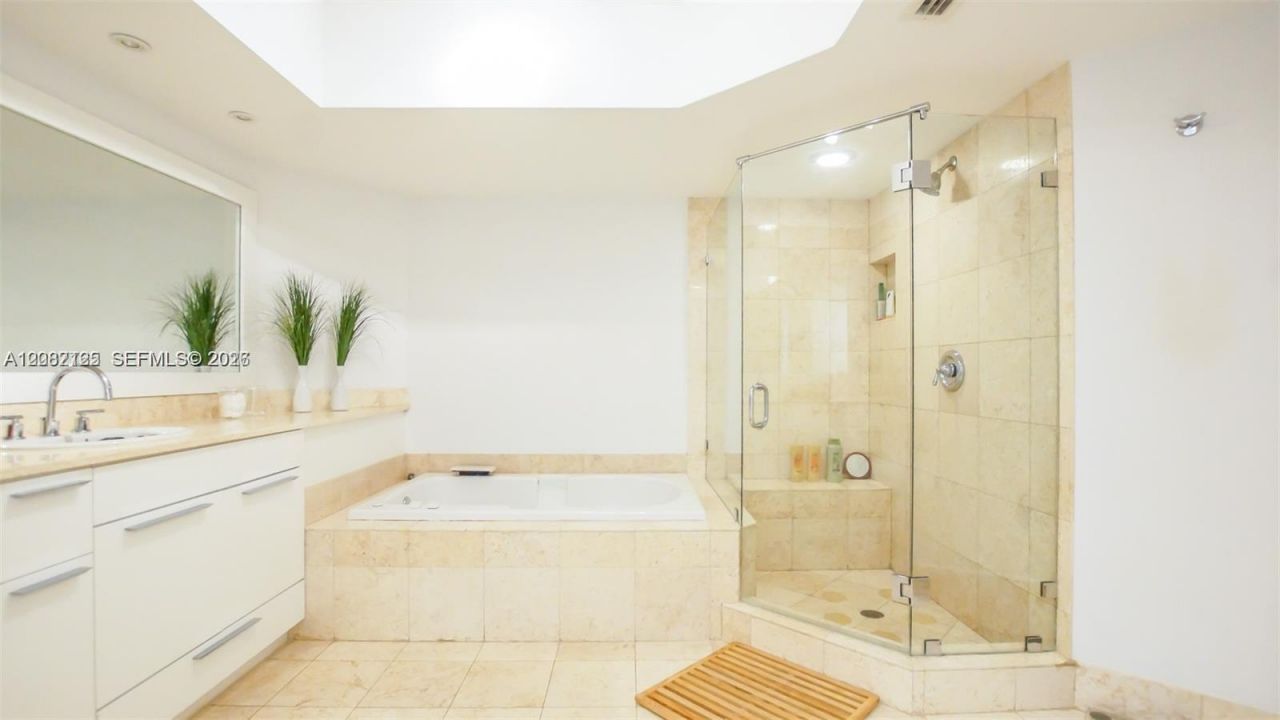 21055 Yacht Club Dr , Unit 510, Aventura, FL 33180 Photo