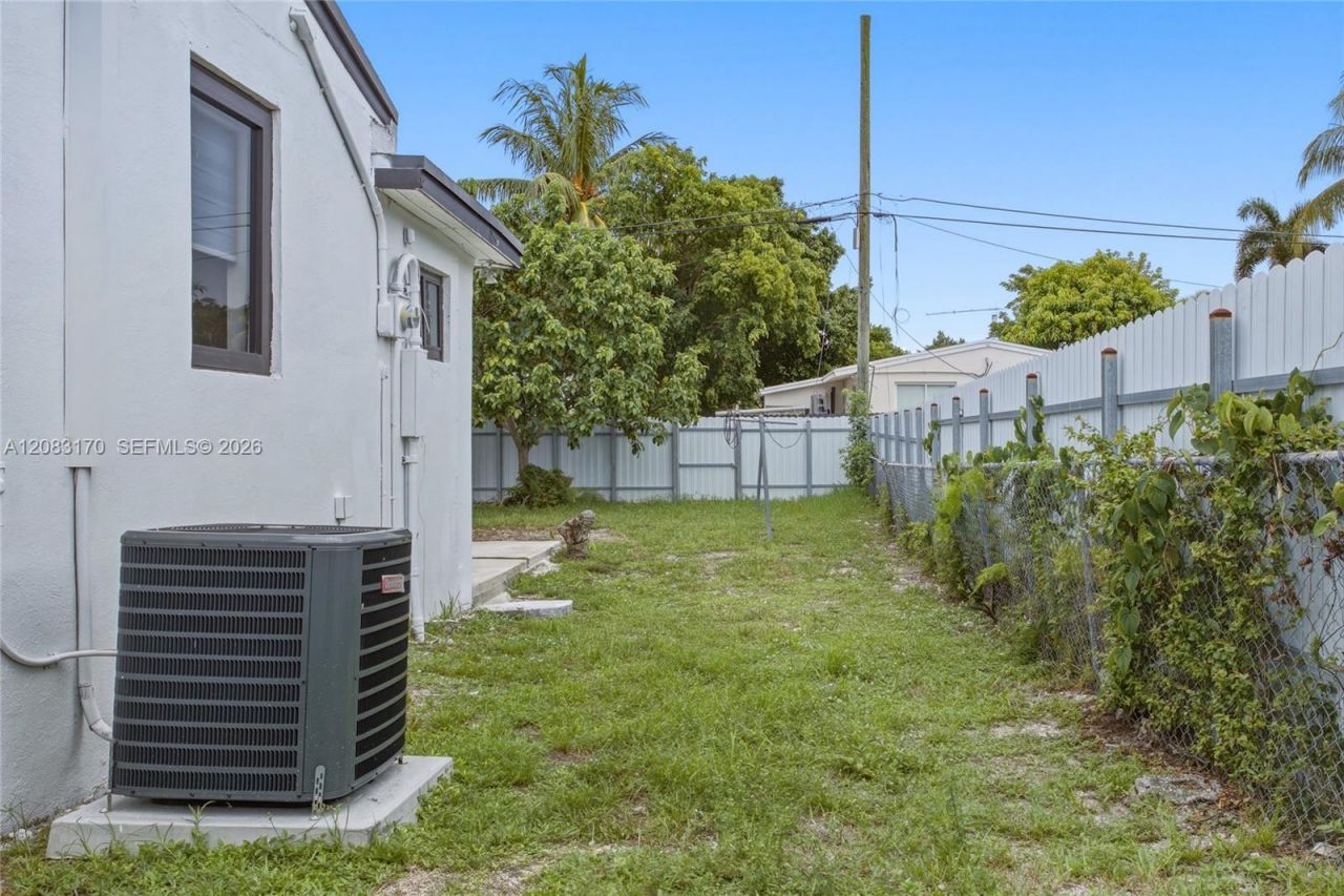 1260 NE 155th St , North Miami Beach, FL 33162 Photo