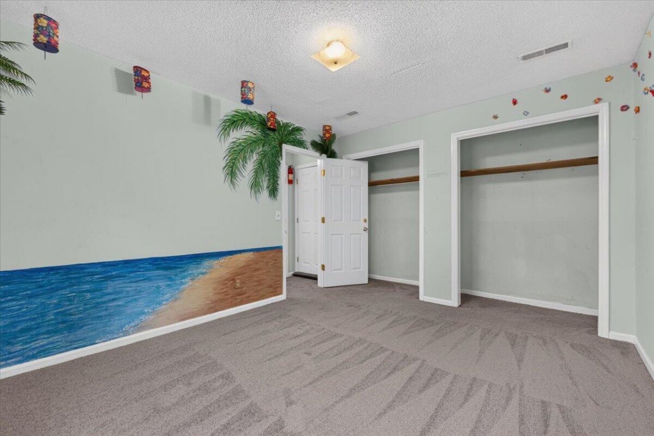 947 Foxcroft Road Photo 32