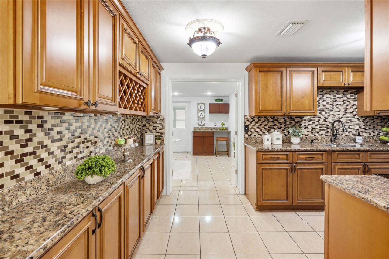 6004 W Jean Street , Tampa, FL 33634 Photo