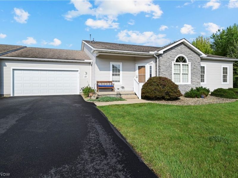 21 Abbington Drive NW, Warren, OH 44481 Photo 2