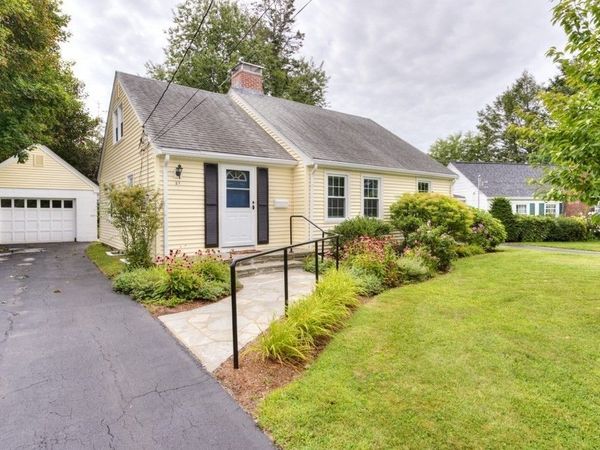 27 Mayflower Circle, Worcester, MA 01606