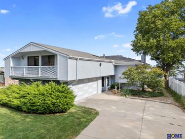1800 Surfside Drive, Lincoln, NE 68528