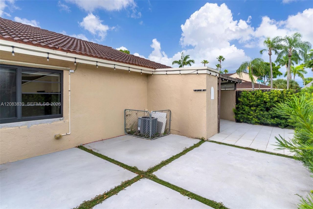 6552 NW 172nd Ln, Hialeah, FL 33015 Photo