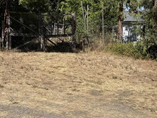 Camp Baker Road, Phoenix, OR 97535