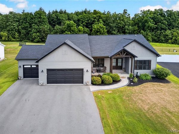 4534 Hollyshire, Clay, NY 13041