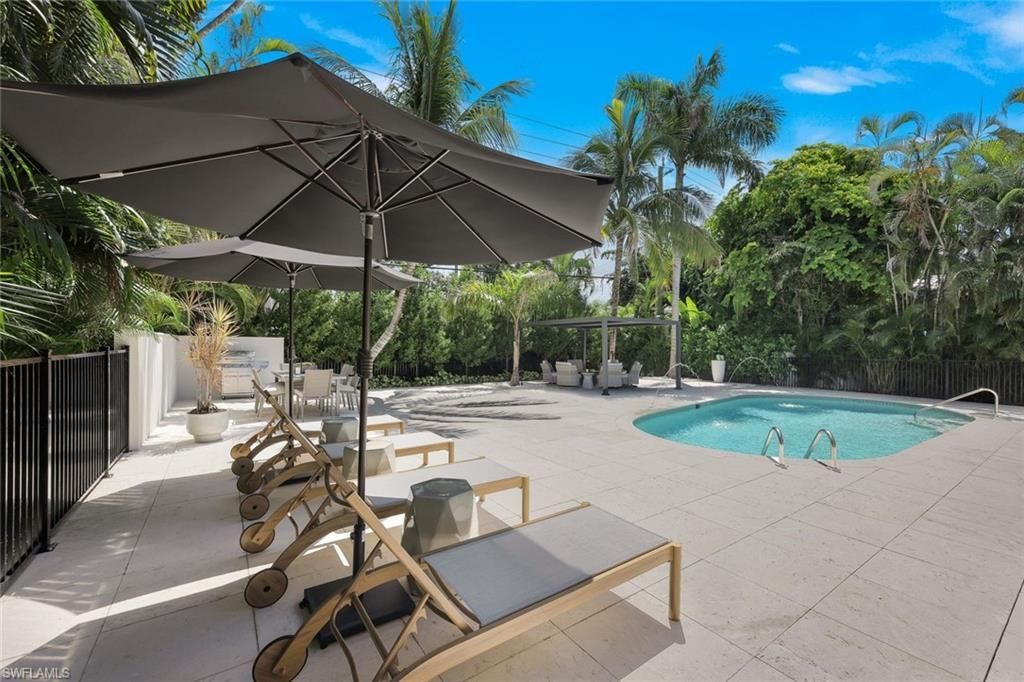 1095 Sandpiper St , Naples, FL 34102 Photo