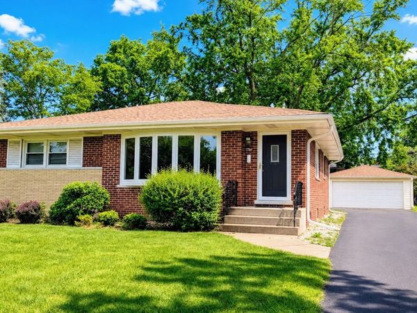 736 N Wilshire Lane , Arlington Heights, IL 60004