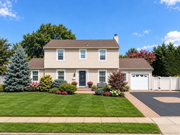 8 Curlew Place, Massapequa, NY 11758