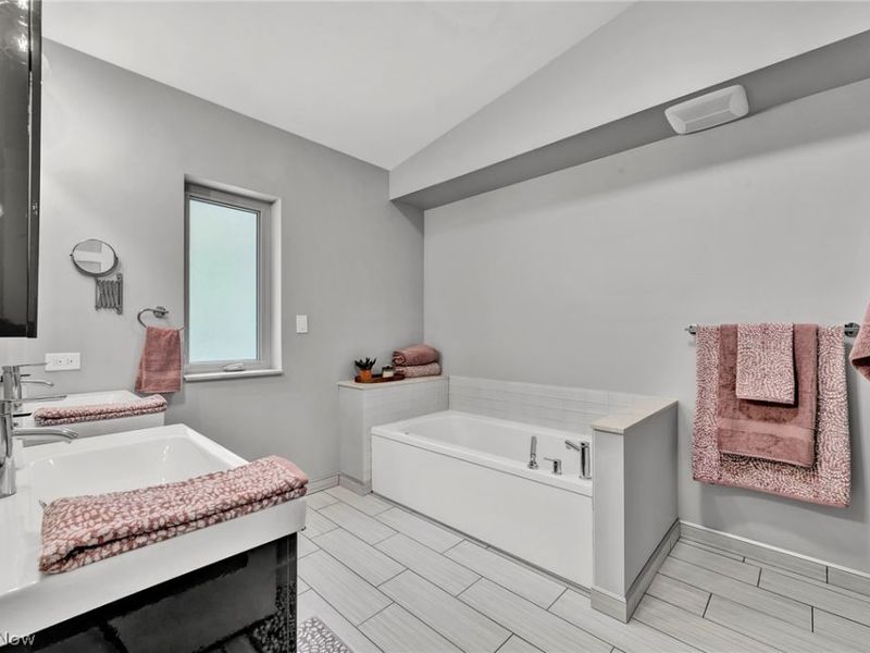 8365 Whitewood Road, Brecksville, OH 44141 Photo 16